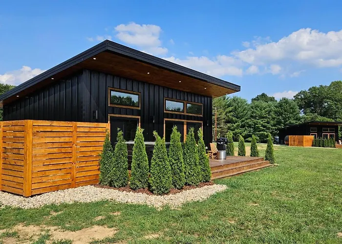 The Mysa - Couples Retreat, Luxe, Sauna, Hot Tub