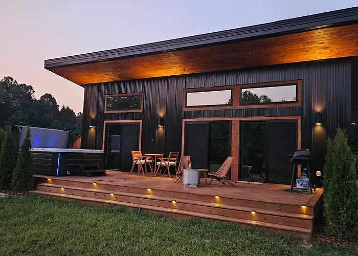 The Mysa - Couples Retreat, Luxe, Sauna, Hot Tub