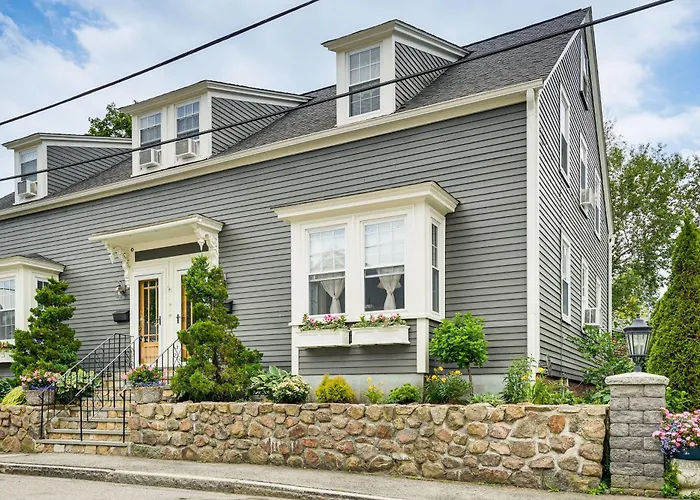 North Shore Townhome: 1 Mi To Singing Beach!