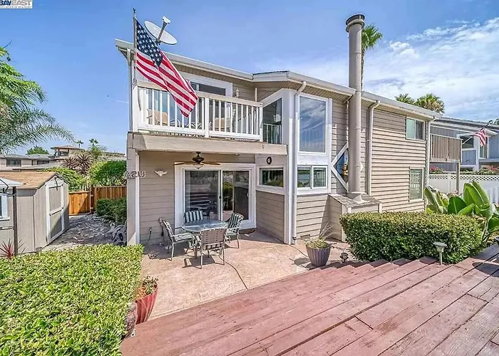 Waterfront Sleeps 6 Near Marina With Hot Tub