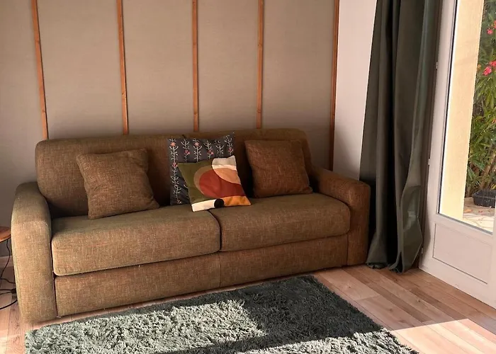 Maison 2 Ch En Campagne 5 Mn Du Centre En Voiture Avec Possibilite Piscine Familiale Selon Saison