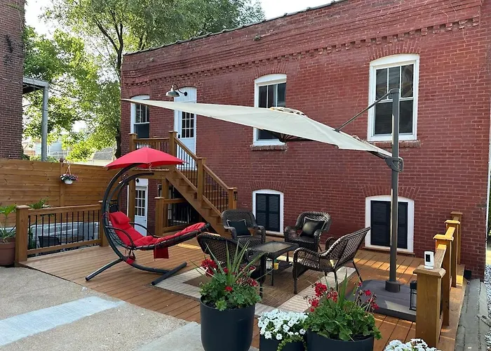 Historic Carriage House Near Attractions