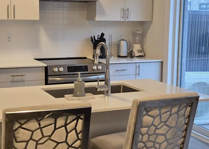 Modern 4 Bedroom Home -Oakville