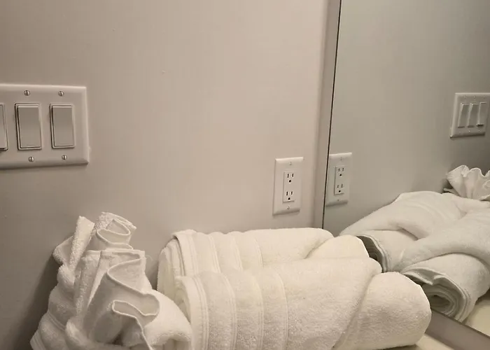 Modern 4 Bedroom Home -Oakville