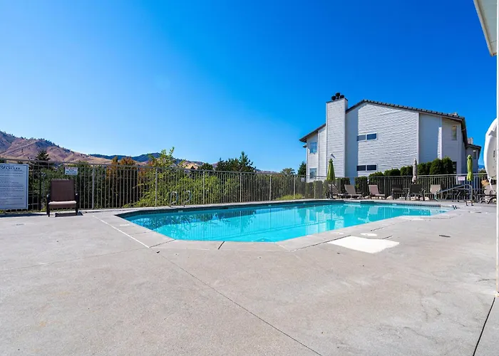 Condo In Chelan - Mountain Views