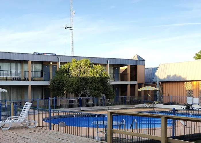 Castle Inn & Suites By Oyo Lawton