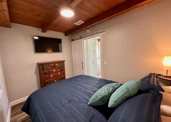 Cottage 31, Hibiscus Hut - Dora Canal Court - A Downtown, Waterfront Community