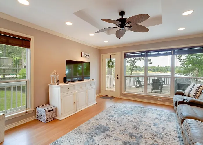 'Lakeside Haven' W/ Deck & Views In Jefferson!