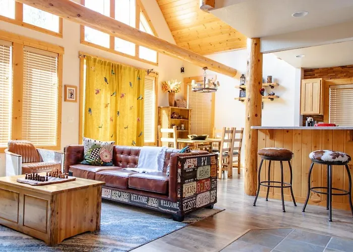 Relaxing 3 Bedroom, 2 Bathroom Comfortable Running Y Chalet