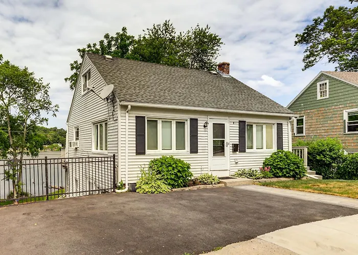 Lakefront Cottage 2 Mi To Palladium In Worcester!