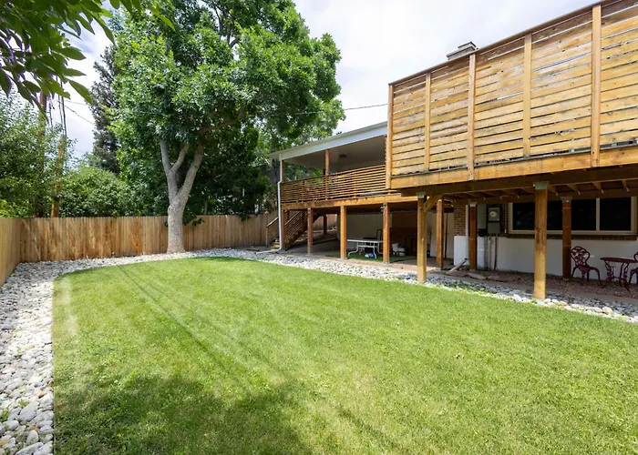 Big Group House Near Red Rocks