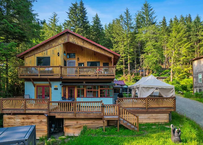 Salmon Return & Wildlife Roam: Ketchikan Getaway!