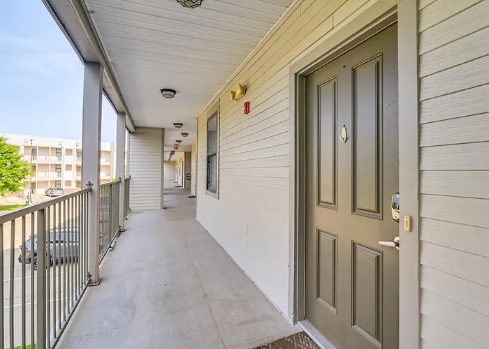 Cotton District Condo: Walkable Spot For Game Day!