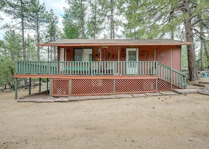 2 Mi To Arizona Christmas City! Cabin W/ Fireplace