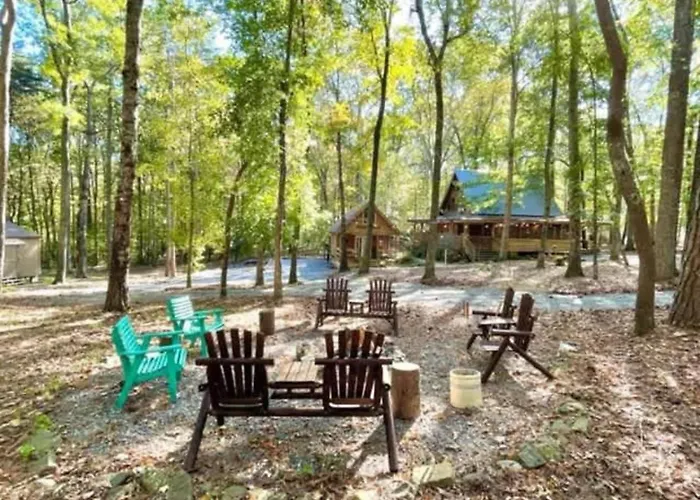 Hot Tub, Fire Pit & Games! Family Falcon Lodge