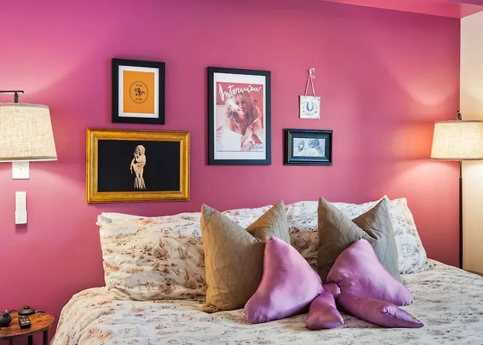 Pink Dreams - Walk To Live Music, Bars, Restaurants - Free Parking