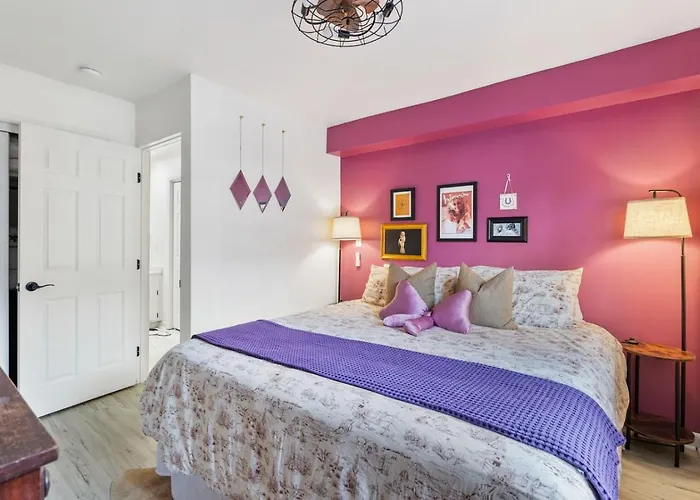 Pink Dreams - Walk To Live Music, Bars, Restaurants - Free Parking