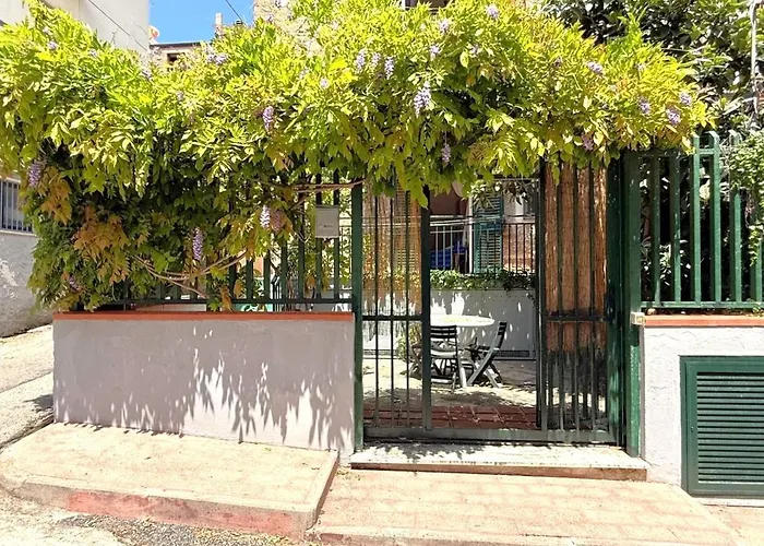 Historical Center With Garden "The Beach And The Cliff" 4