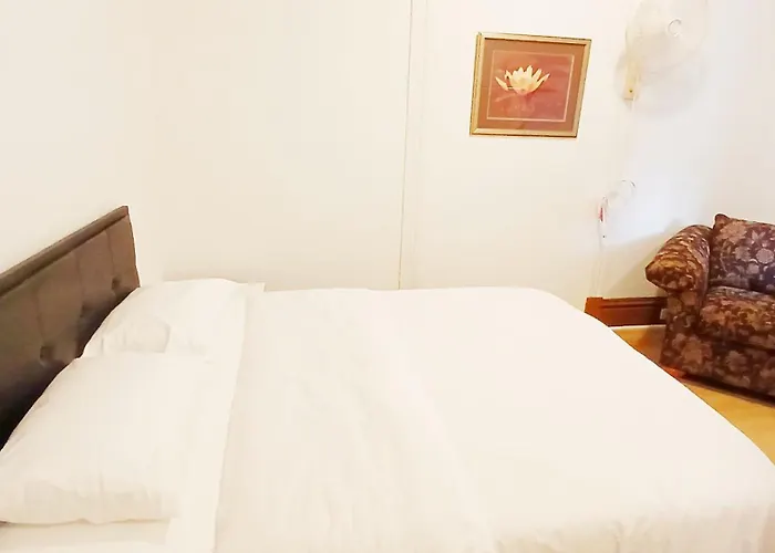 King-Bed Room With Private Bath -Free Wifi-- New London-Mystic