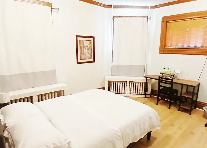 King-Bed Room With Private Bath -Free Wifi-- New London-Mystic