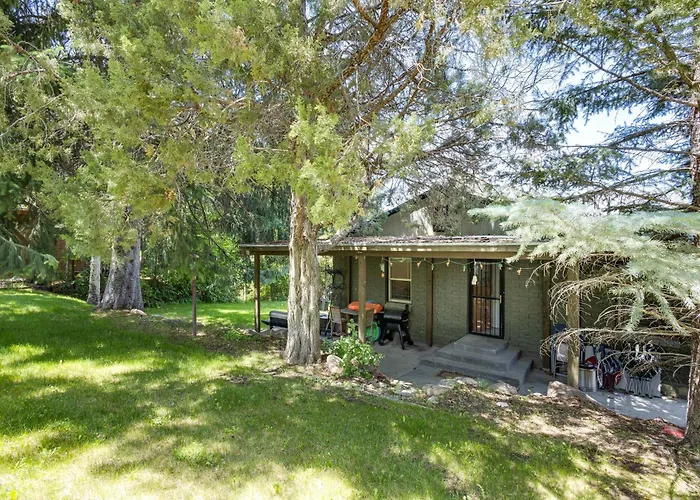 Mountain Views: Walkable Lava Hot Springs Home!