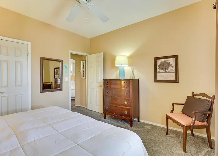 Getaway W/ Balcony & Spa: 13 Mi To Old Town