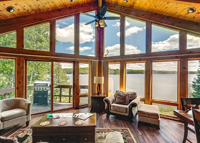 Sauna & Pool Table: Family Home On Lake Chicagon