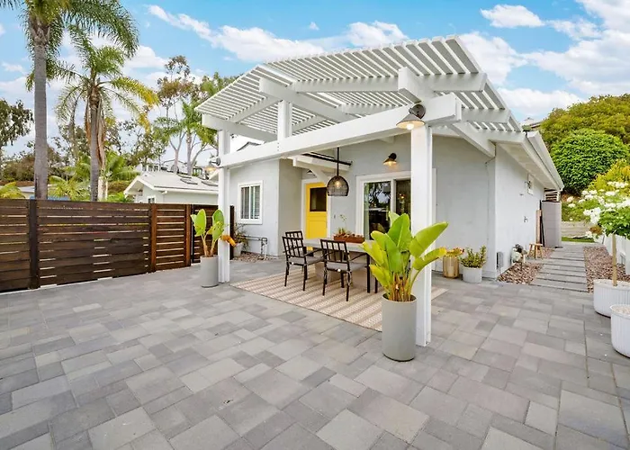 Colorful & Comfy Gem Close To Beach - Yard - Pkg
