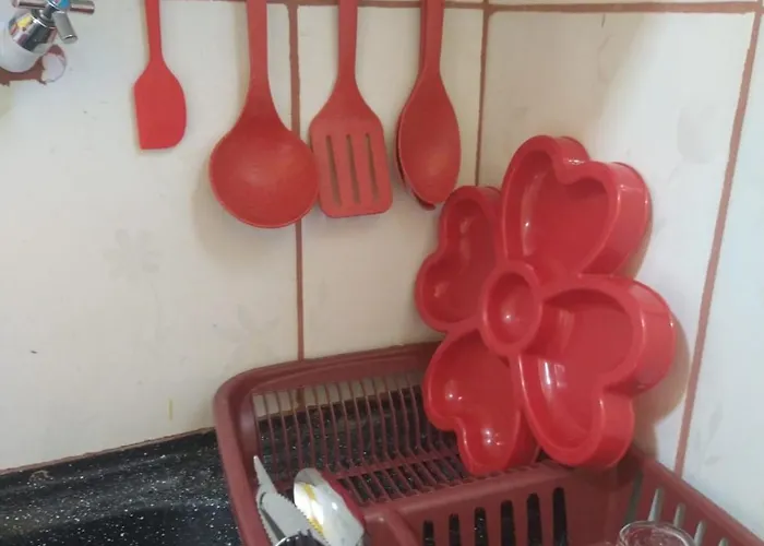 Kitnet para solteiro ou casal com banheiro e cozinha privativos