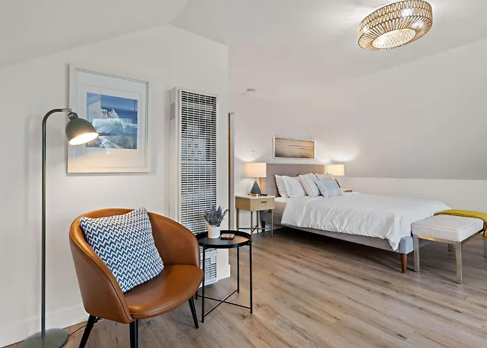 Ocean-View, Deck, Walk To Beach, Dining And More