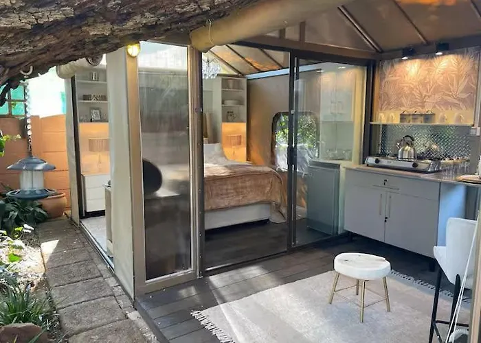 African Bird Of Paradise - Garden Glamping - Outdoor Shower