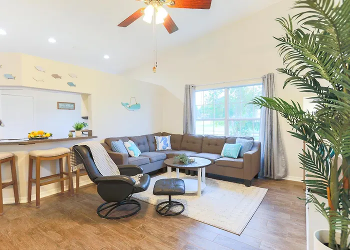 Salty Tide Getaway - Nightlife, Pool, Play, Beach