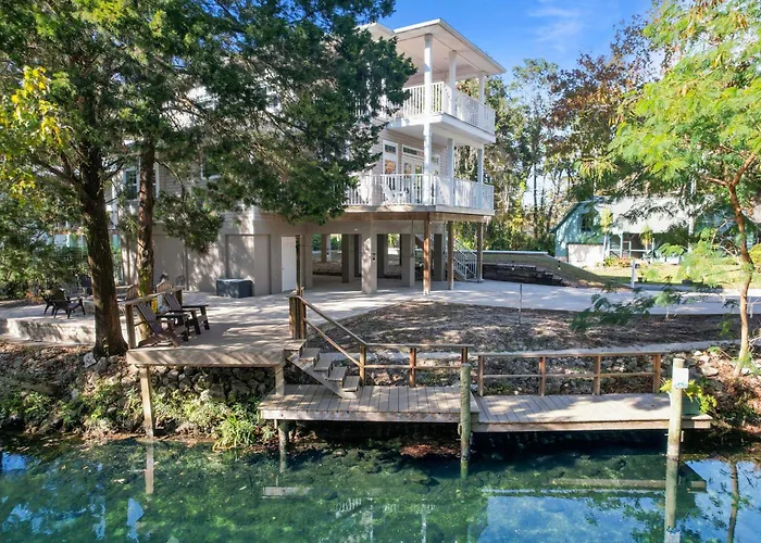 Decks, Docks & Kayaks: Waterfront Homosassa Gem