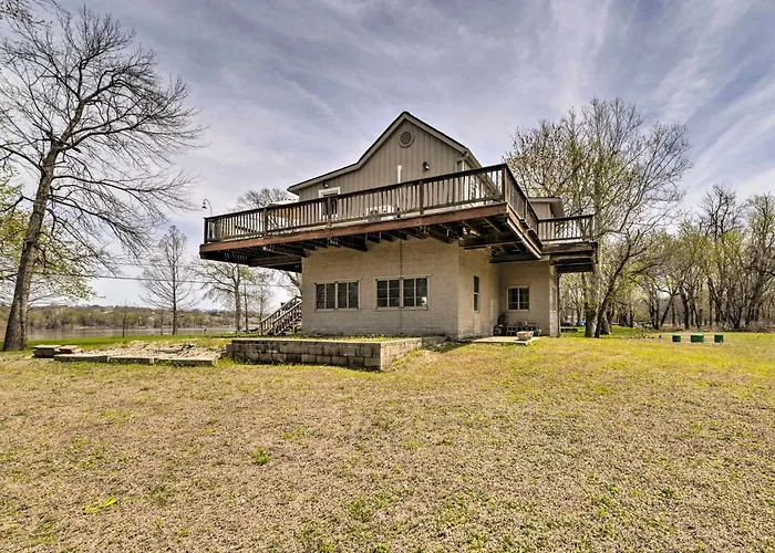 Lovely Couples Escape On Mississippi River!