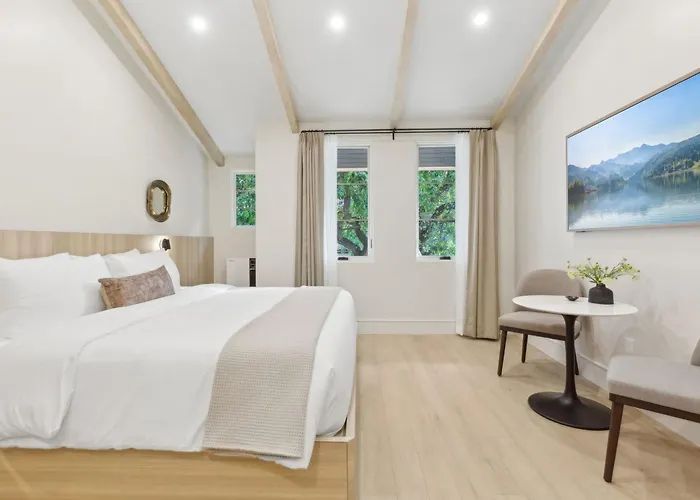 Casa Riviera, a ZenStay Hotel
