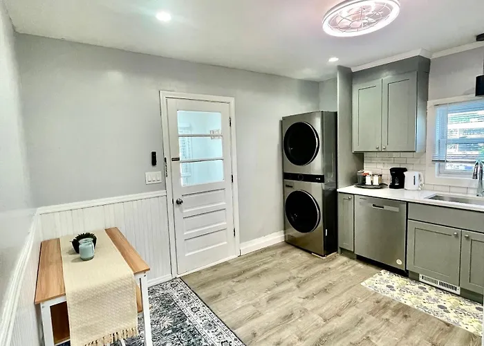 Cozy 3-Beds In 2-Bedrooms Apartment Near Quincy Adams
