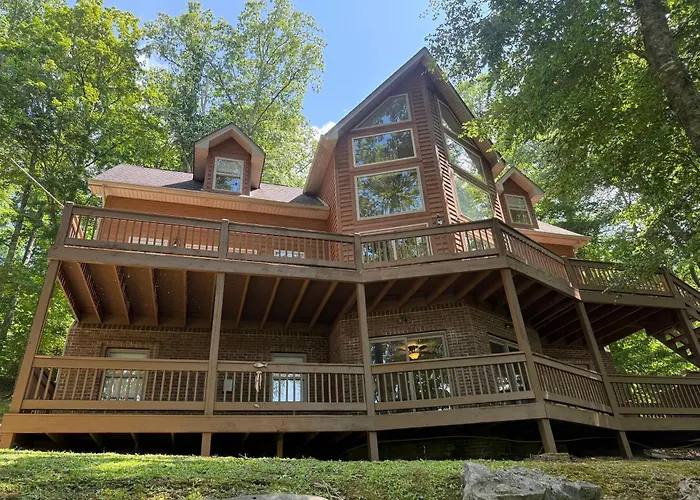 Spacious & Bright Lake Cabin, Pet Friendly, 8 Beds