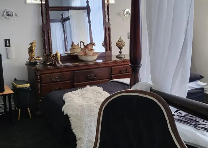 The Luxurious Manor - Very Large Bedroom With Private Ensuite