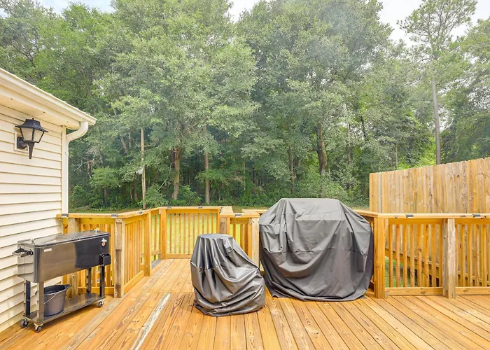7 Mi To Beach! Sneads Ferry Family Home W/ Hot Tub