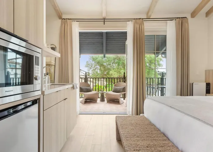 Casa Riviera, a ZenStay Hotel