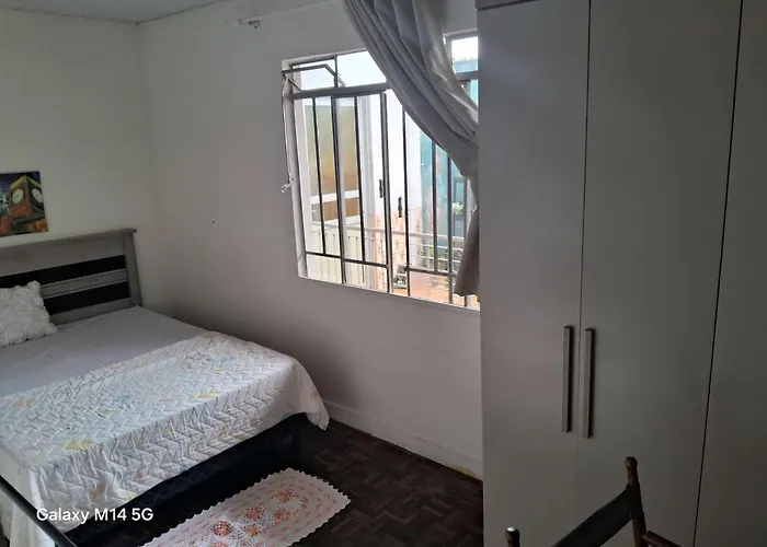 Quarto amplo no Portão