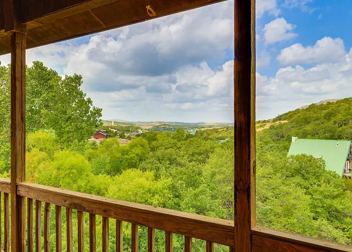 Spacious Cabin W/ Views, Near Lake Lawtonka!