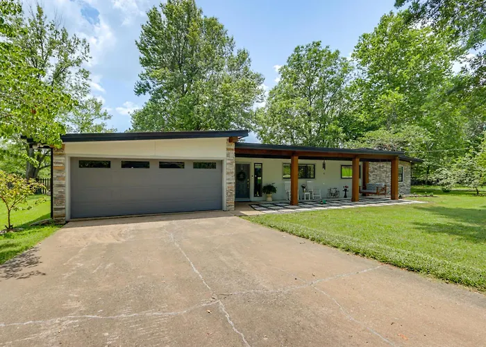 Walk To Lake Fayetteville: Family Retreat W/ Deck