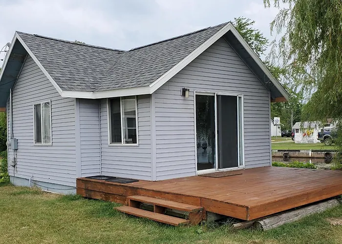 Lyman'S Cozy Lakefront Cottage