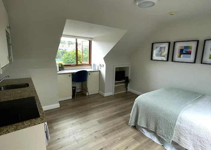 Crawford House - Scholarlee Living Apartments