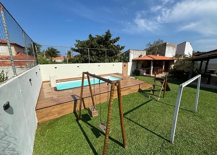 Casa com piscina, ar condicionado, campo de futebol e área gourmet a um quarteirão da lagoa de Praia Seca