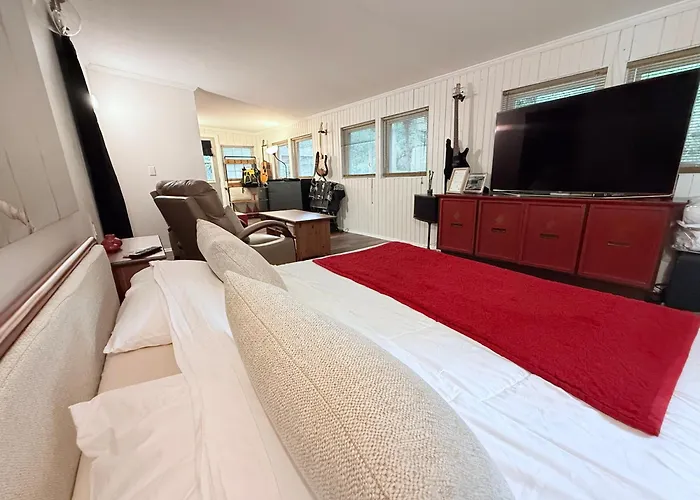 Charming Romantic Lakefront Cottage Or Guest Room Depending On Availability Near Golf