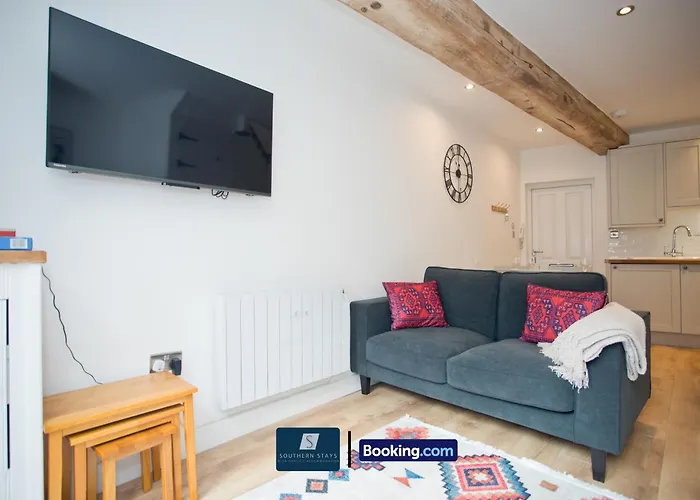 2 Bed House By Southern Stays Short Lets & Serviced Accommodation Bournemouth With Parking - Relocation & Family, 1Km From The Beach