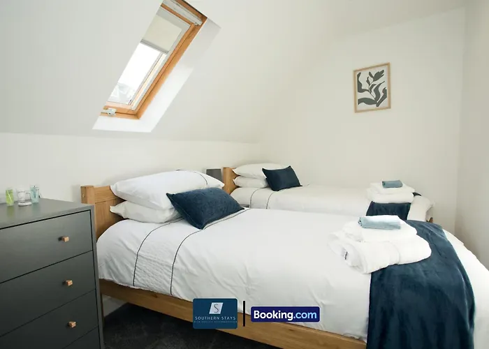 2 Bed House By Southern Stays Short Lets & Serviced Accommodation Bournemouth With Parking - Relocation & Family, 1Km From The Beach