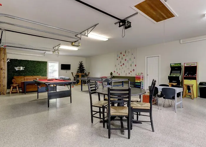 Large Home Sleeps 24 In Santa Claus 5 Mins From Holiday World With A Game Room